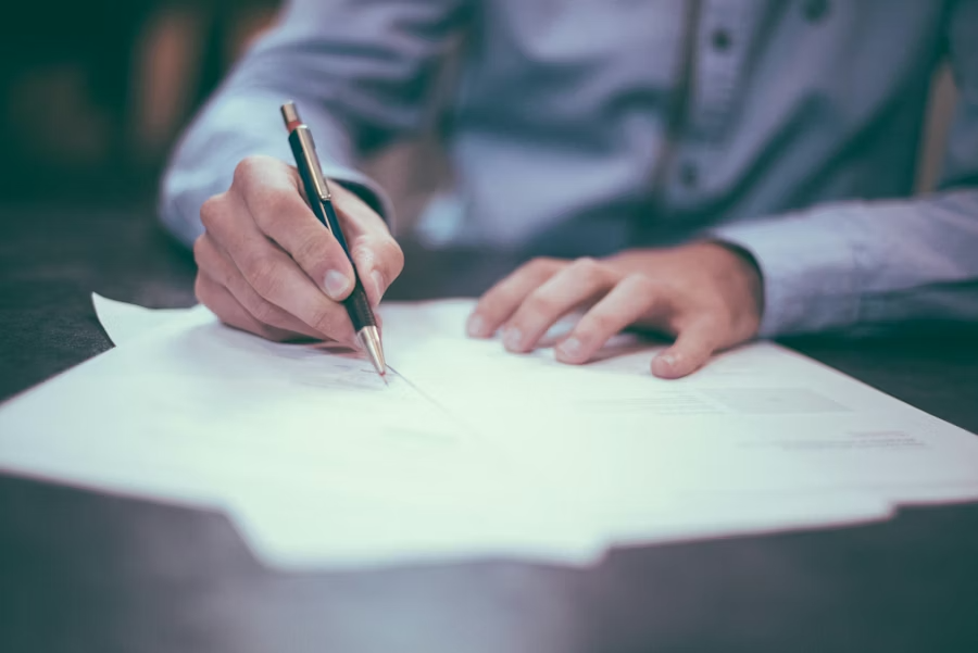 Documentos e contratos